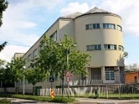 Zagrebačke gimnazije III. zagrebačka gimnazija A  Novu zgradu dizajnirao je poznati arhitekt Egon Steinman koji je dizajnirao i zgrade gimnazija u Križanićevoj ulici. Kako se zgrada u Kušlanovoj od prvih dana isticala ljepotom, funkcionalnošću i nizom ingenioznih arhitektonskih rješenja, kao škola „obasuta suncem i prirodom“ (Steinman), zgrada je i danas pod zaštitom Zavoda za zaštitu spomenika.